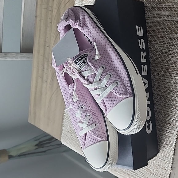 Converse Purple Sneaker Womans, Size 10.5, New - Picture 2 of 4